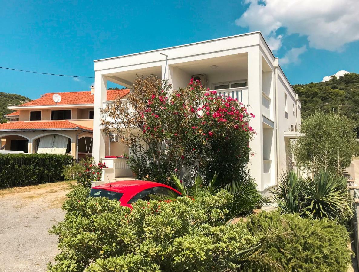 Mr. Hall Apartments Barbat na Rabu المظهر الخارجي الصورة