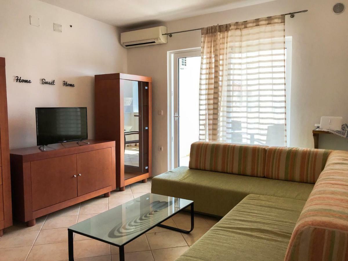 Mr. Hall Apartments Barbat na Rabu المظهر الخارجي الصورة