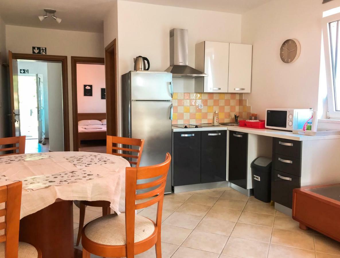Mr. Hall Apartments Barbat na Rabu المظهر الخارجي الصورة
