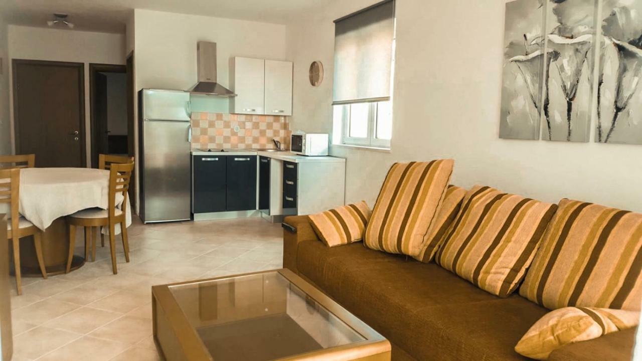 Mr. Hall Apartments Barbat na Rabu المظهر الخارجي الصورة